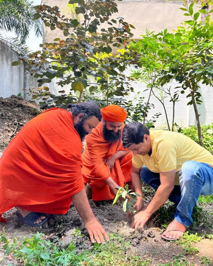 ऑक्सीजन सिलेण्डर से नहीं पौधों से ही मिलता है, औषधीय पौधों का रोपण बेहतर स्वास्थ्य की ओर एक पहल कर किया पौधरोपण