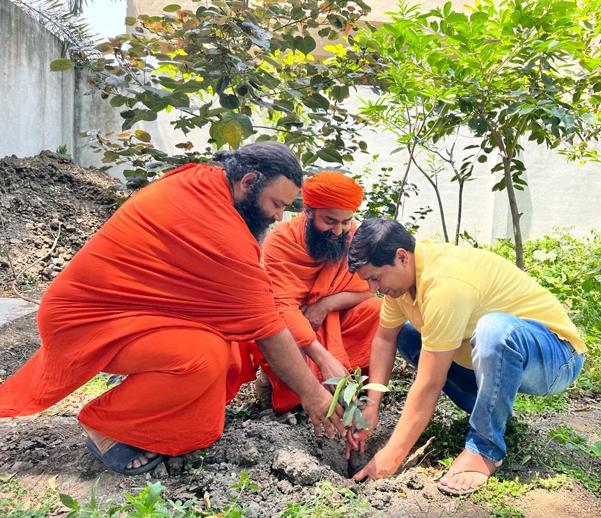 ऑक्सीजन सिलेण्डर से नहीं पौधों से ही मिलता है, औषधीय पौधों का रोपण बेहतर स्वास्थ्य की ओर एक पहल कर किया पौधरोपण