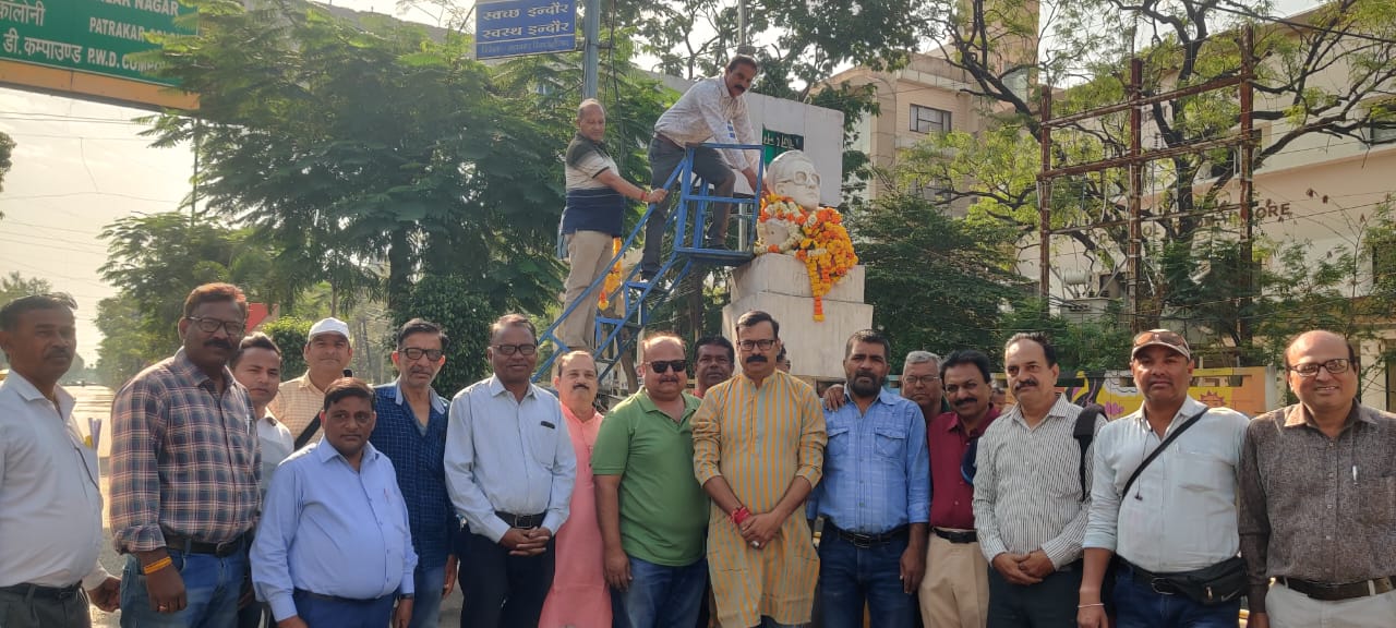 मूर्धन्य पत्रकार राजेंद्र माथुर की प्रतिमा पर माल्यार्पण कर श्रद्धांजलि अर्पित की