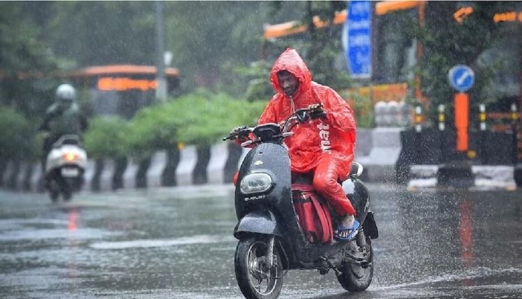अगले 24 घंटों में इन 10 जिलों में आंधी और तूफान के साथ होगी तेज बारिश, मौसम विभाग ने जारी किया अलर्ट - Ghamasan News