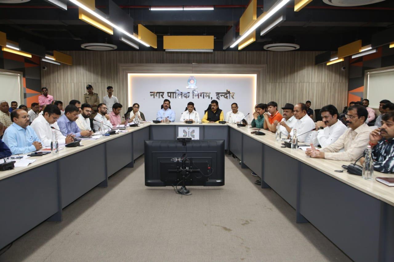 इंदौर महापौर की अगुवाई में हुई बैठक, शहर को डिजिटल सिटी और सोलर सिटी के रूप में नई पहचान देने के लिए मिले सुझाव