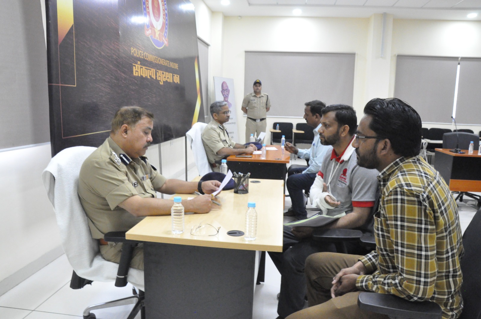 Indore : पुलिस अधिकारियों ने जनसुनवाई में सुनी आम नागरिकों की व्यथा