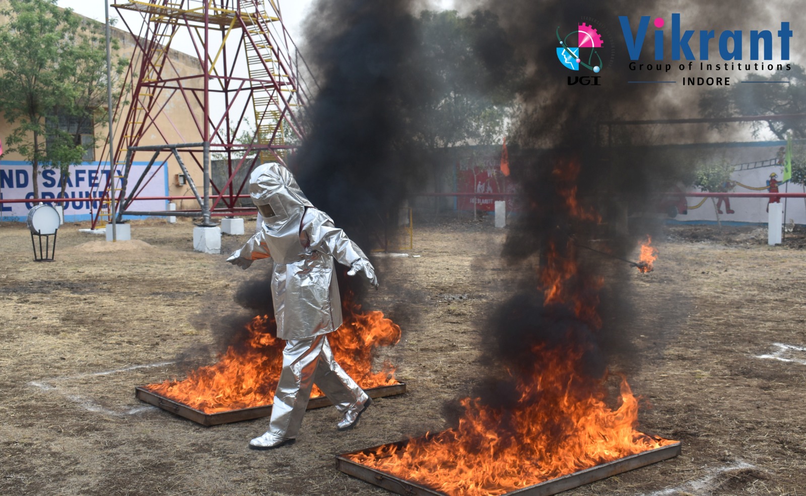 सुरक्षा उपायों के प्रति जागरूकता पैदा करने और आग से संबंधित समस्या से निपटने के मकसद से विक्रांत इंस्टिट्यूट ऑफ़ टेक्नोलॉजी एंड मैनेजमेंट में फायर मॉक ड्रिल का आयोजन