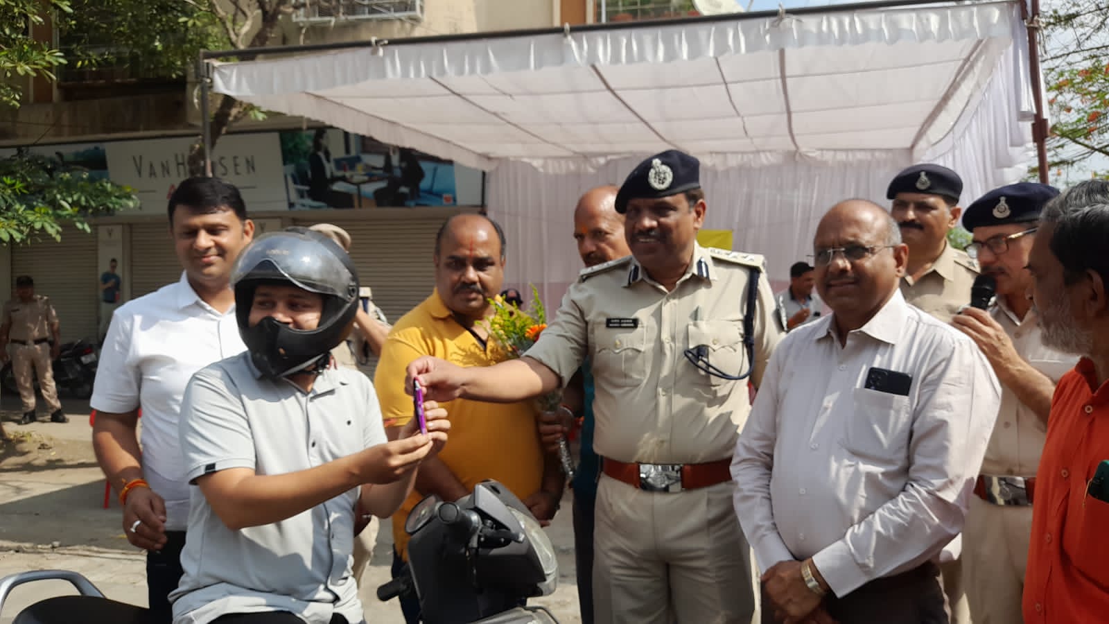 इंदौर यातायात प्रबंधन पुलिस ने गोयल नगर में चलाया हेलमेट जागरूकता रोको-टोको अभियान