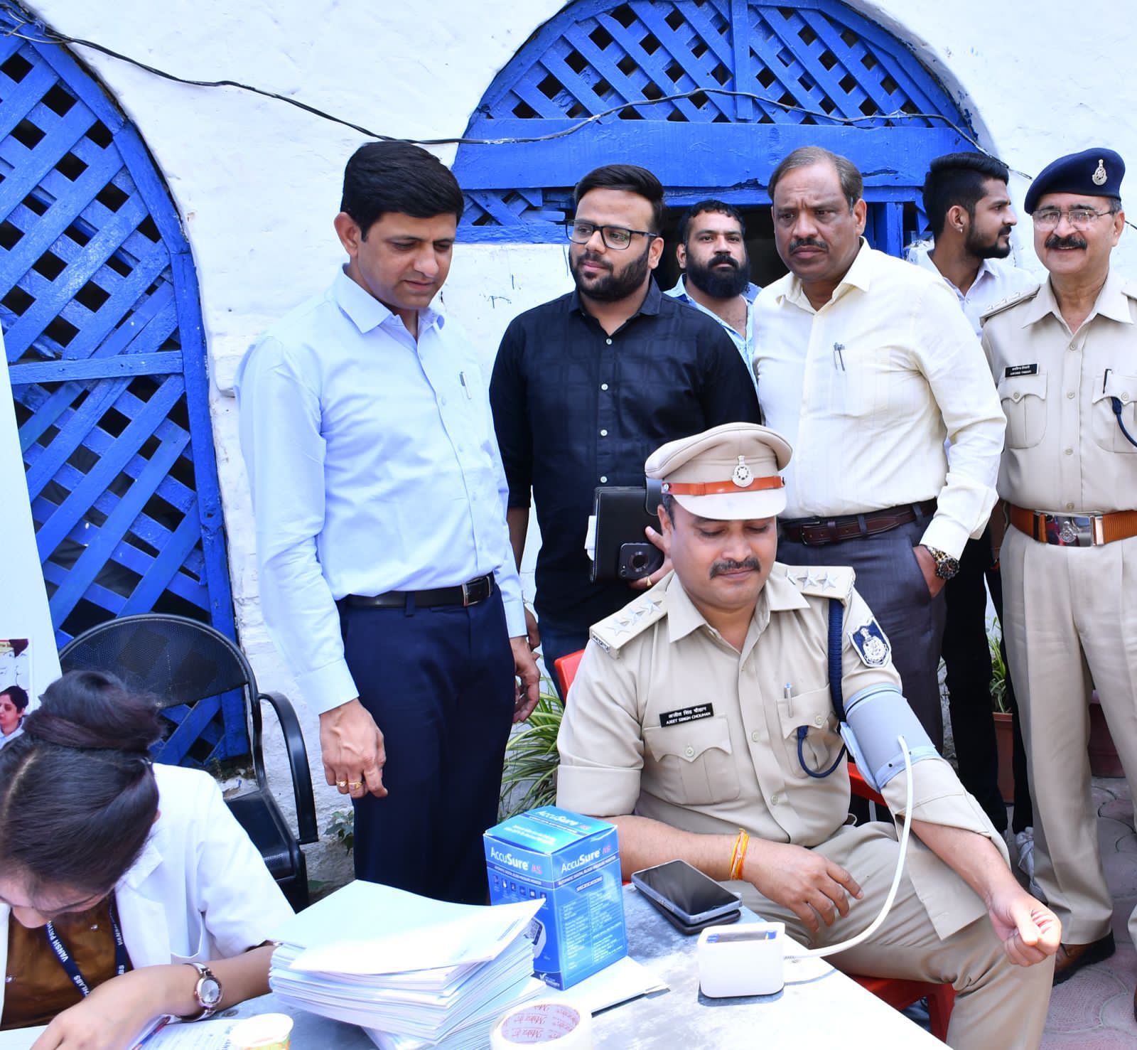यातायात प्रबंधन पुलिस की स्वास्थ्य जांच में महापौर पुष्यमित्र भार्गव ने कहा- आप रात दिन धूप, धूल, गर्मी, ठंड में सेवा करते है, हमे भी आपके स्वास्थ्य की चिंता है
