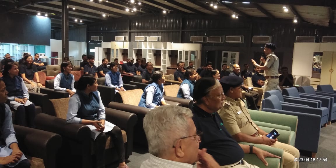 इंदौर पुलिस ने फर्नीचर फैक्ट्री में साइबर पाठशाला लगाकर कामगारों को साइबर अपराधों के प्रति किया जागरूक