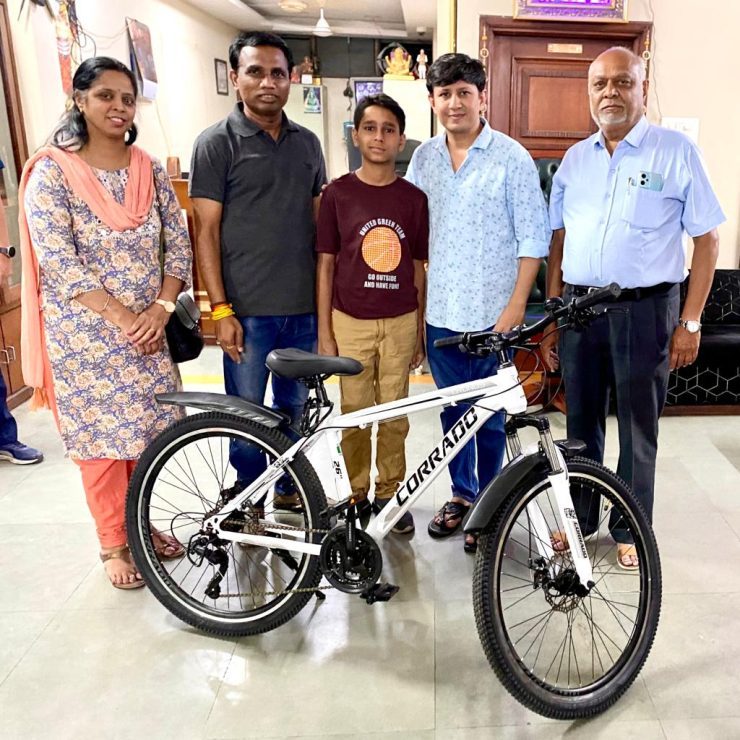 बच्चो की खुशी के लिए विधायक विजयवर्गीय ने अलग से आयोजित किया लकी ड्रा, आयुष तगारे को मिली बाइसिकल