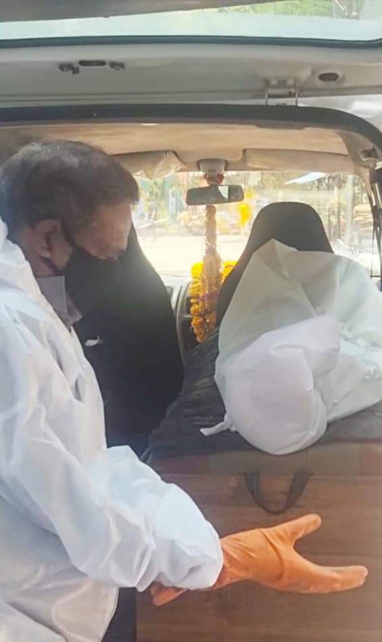 कोरोना काल मे अपनी जान की परवा नही करते कई शवों का दाह संस्कार करने वाले गणेश को नौकरी से किया बर्खास्त