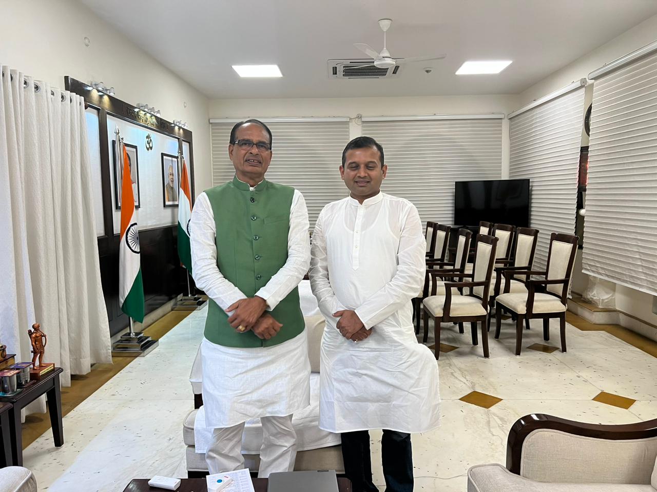 डॉ. निशांत खरे ने मुख्यमंत्री से की मुलाकात, प्रदेश के युवाओं को लेकर हुई चर्चा
