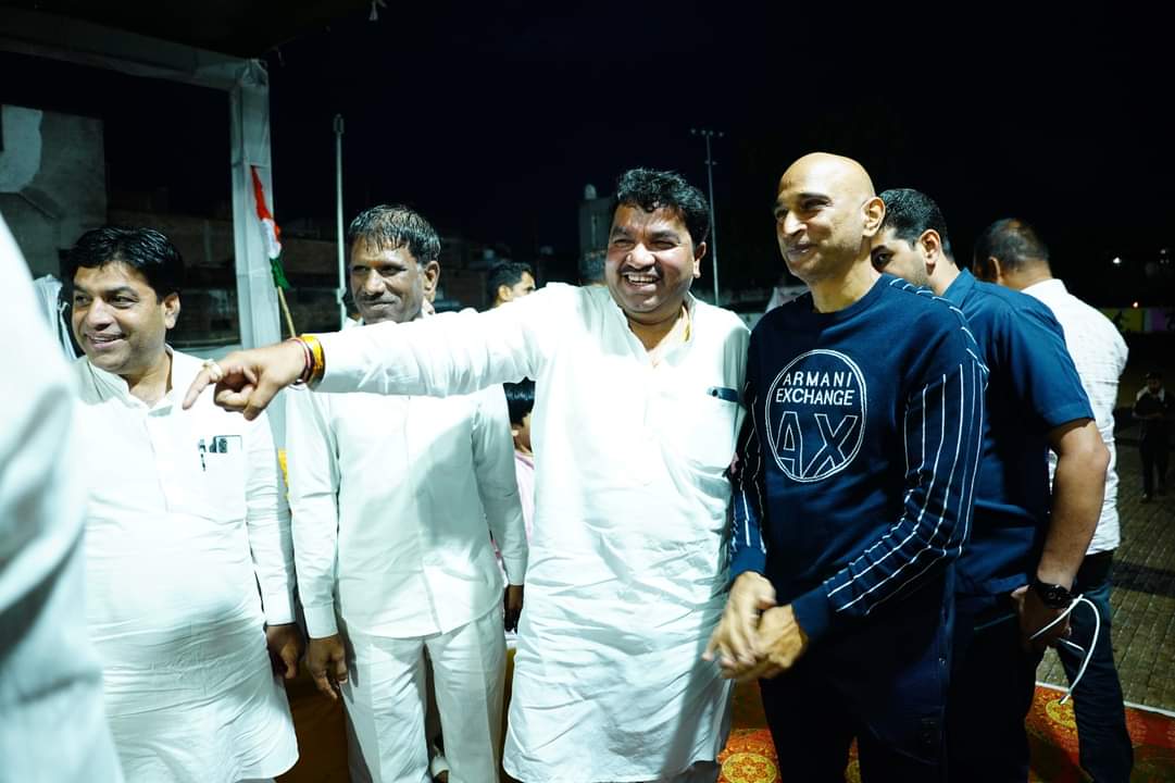 बरसते पानी के बीच संजय शुक्ला ने क्रिकेट टूर्नामेंट का किया शुभारंभ, टीम के कप्तानों को दी ड्रेस