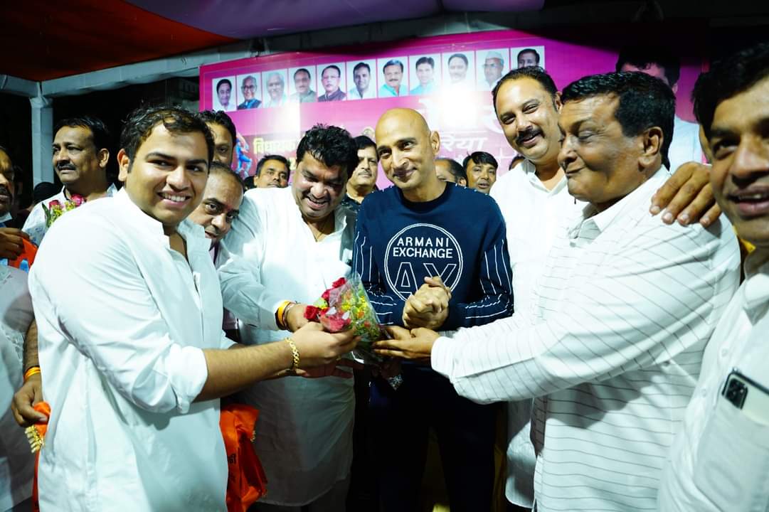 बरसते पानी के बीच संजय शुक्ला ने क्रिकेट टूर्नामेंट का किया शुभारंभ, टीम के कप्तानों को दी ड्रेस