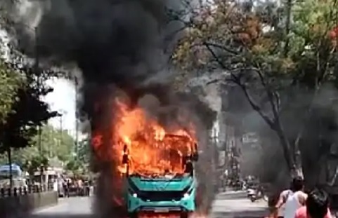 Fierce fire broke out in a moving bus in Indore इंदौर में चलती बस में लगी  भीषण आग, ड्राइवर की समझदारी से बची यात्रियों की जान - Ghamasan News