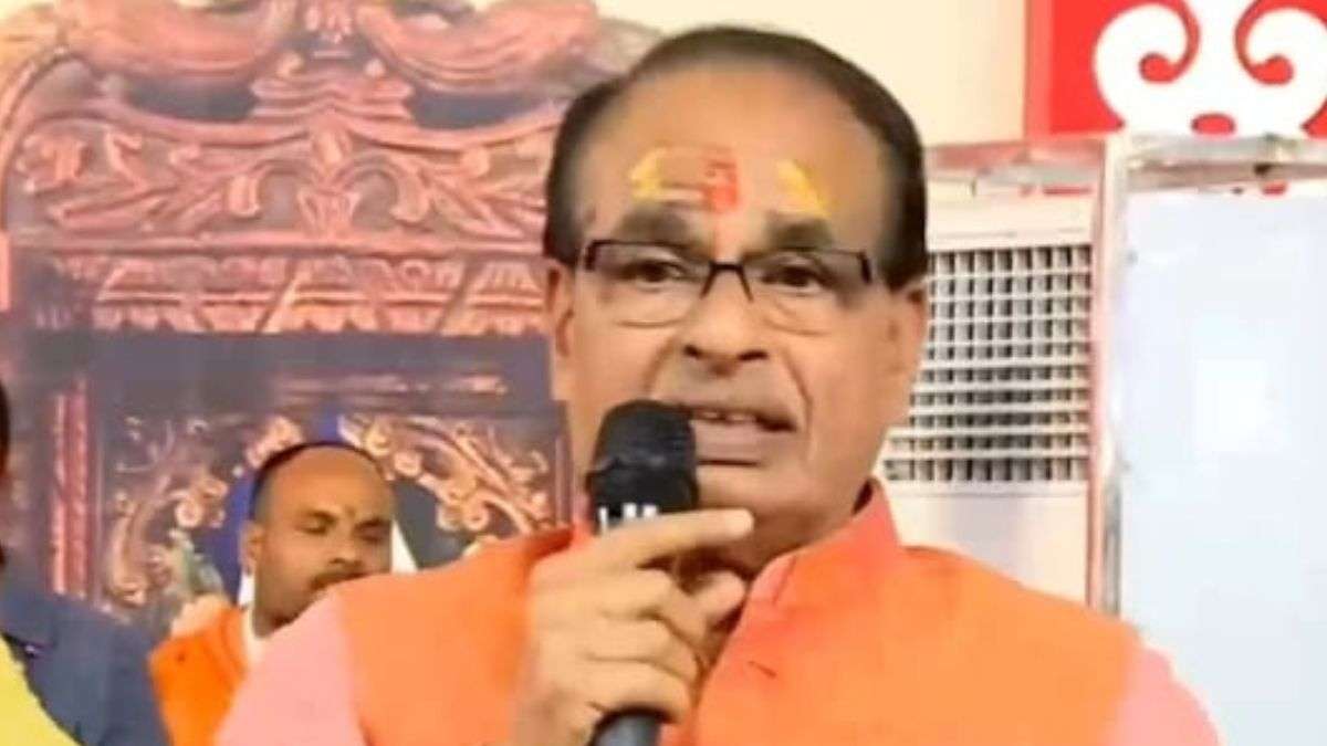 फिर बागेश्वर सरकार के दरबार में सीएम शिवराज की हाजिरी, भक्ति में लीन हो कर भजन कर सुनाई कथा