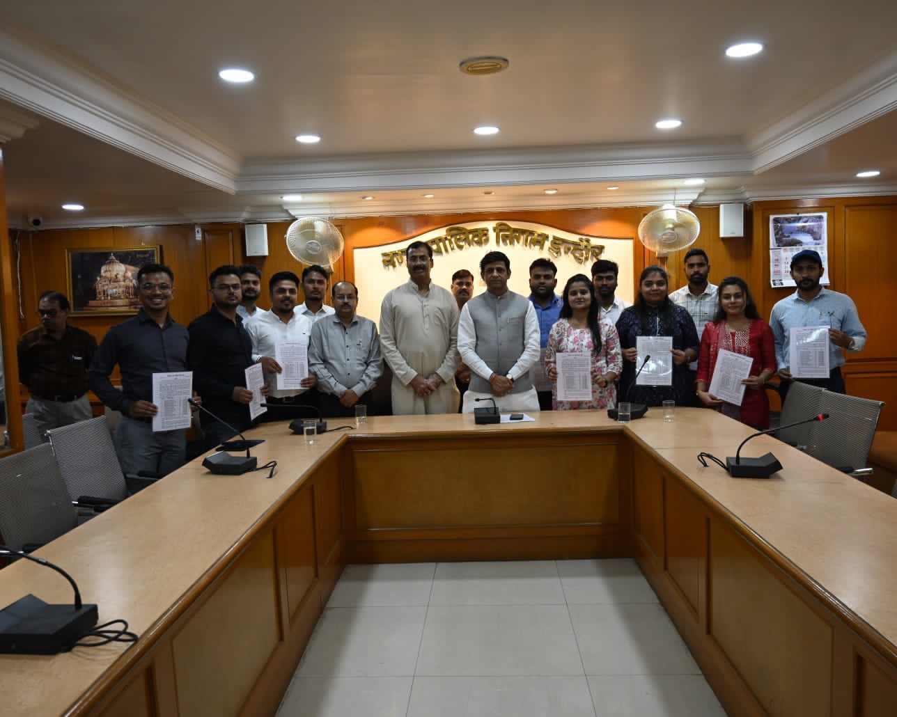 इंदौर: महापौर द्वारा 13 सिविल उपयंत्री को आदेश पत्र किये वितरित, नवनियुक्त उपयंत्रियो से चर्चा