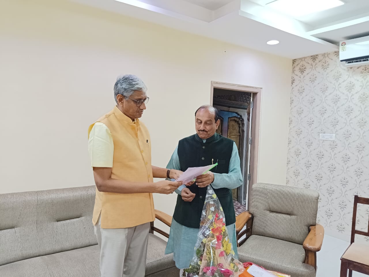 इंदौर: भाजपा के वरिष्ठ नेता गोविंद मालू ने रेलवे बोर्ड के चैयरमेन अनिल लाहोटी को इंदौर की रेल सुविधाओं के लिए विस्तृत प्लान सौंपा