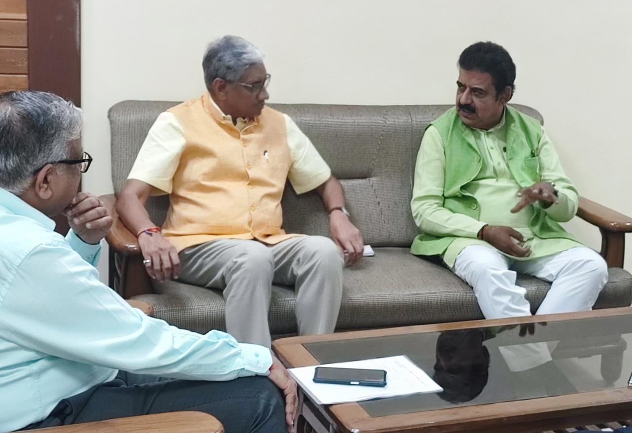 सांसद शंकर लालवानी ने रेलवे बोर्ड के चेयरमैन अनिल लाहोटी की मुलाकात, इंदौर-खंडवा, इंदौर-दाहोद समेत सभी प्रोजेक्ट्स में तेजी लाने की मांग