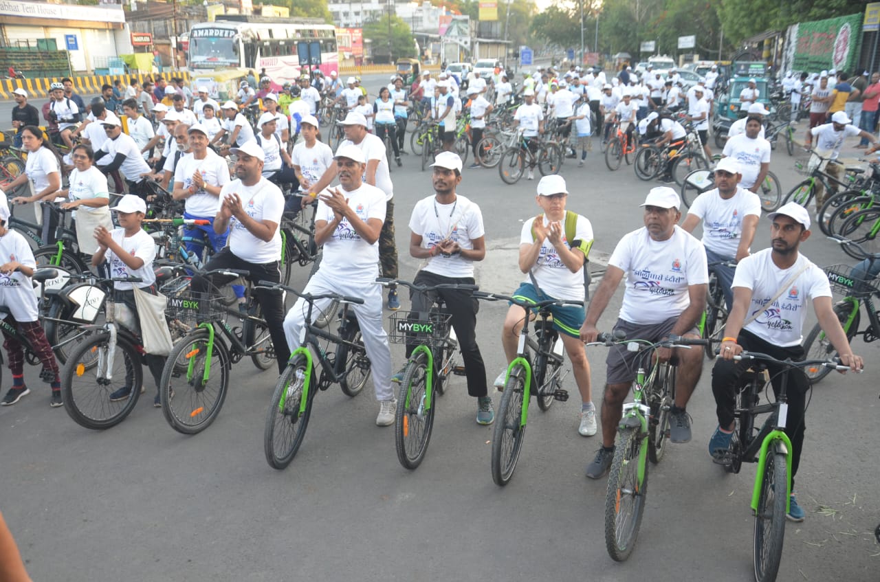 साइक्लोथॉन में 500 से अधिक नागरिकों के साथ आयुक्त हर्षिका सिंह ने झोला टांगकर चलाई Cycle