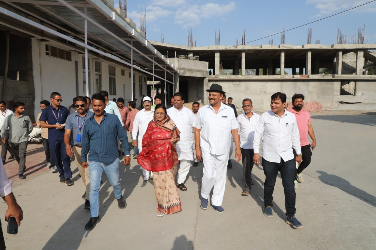 Indore : मंत्री सिलावट ने किया निर्माणाधीन जिला चिकित्सालय का निरीक्षण, 300 बिस्तरों का होगा अस्पताल