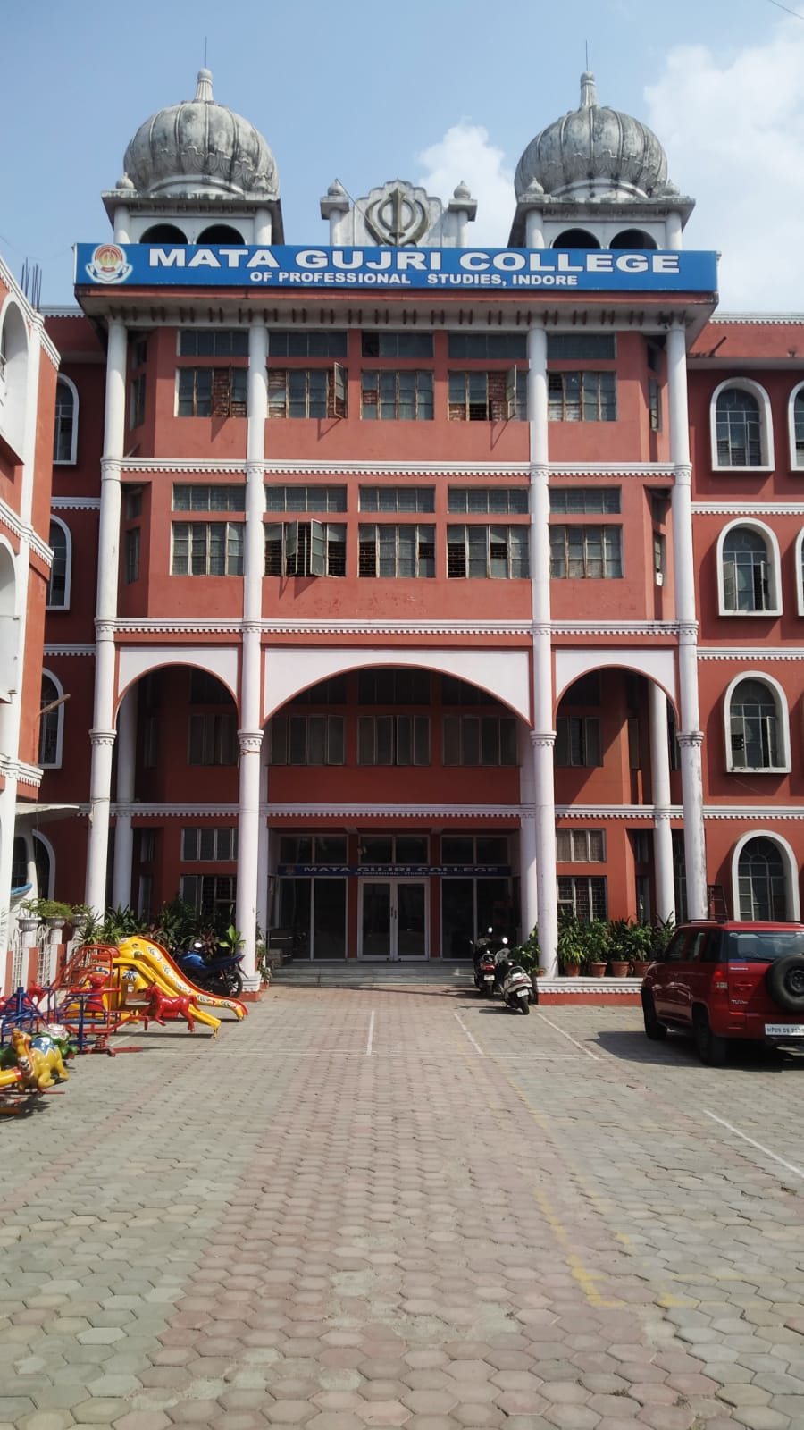 Maharaja Group Of Institutions शहर में समाज के हर वर्ग को बेहतर शिक्षा देने के मकसद से कार्य कर रहा ग्रुप, Founder Dr. R.s. Makhija ने शिक्षा की बेहतरी के लिए की थी शुरुआत