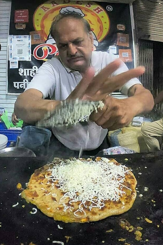 लोगों की जुबान पर शाही पराठे का स्वाद ऐसा चढ़ा कि लोगों ने दुकान का नाम ही आदेश शाही पराठा रख दिया, इसका स्वाद चखने वाले नही भूलते कभी