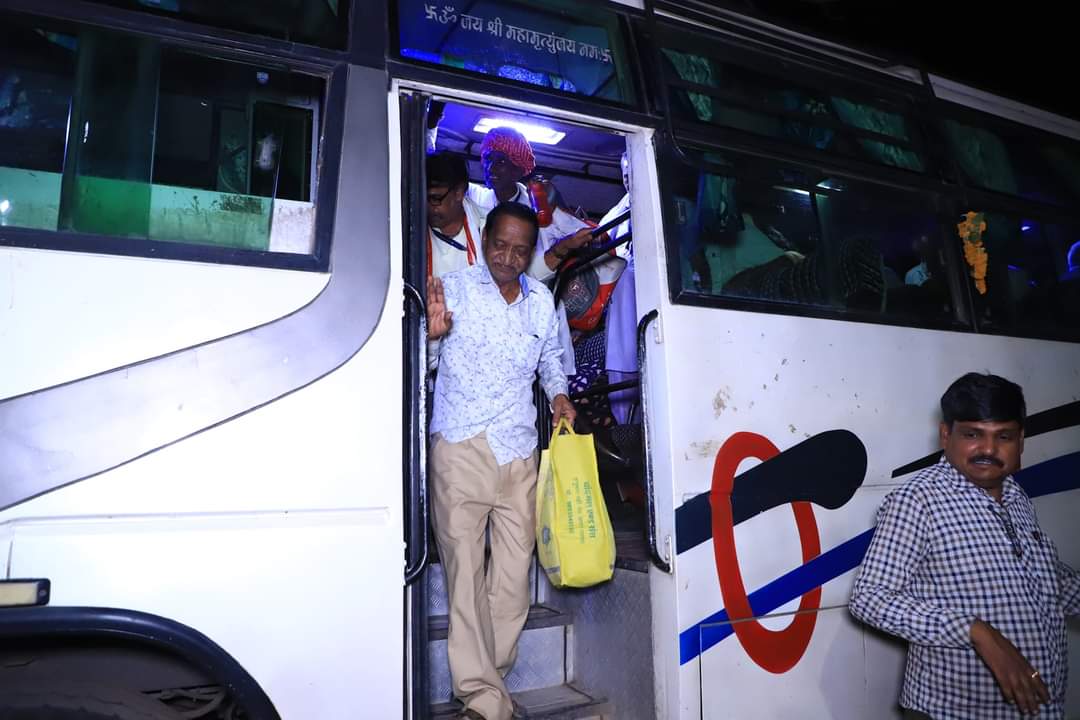 विमान से तीर्थ यात्रा कर लौटे बुजुर्गों ने बताई अपने सुखद यात्रा की कहानी, CM शिवराज को बताया आधुनिक युग का श्रवण कुमार