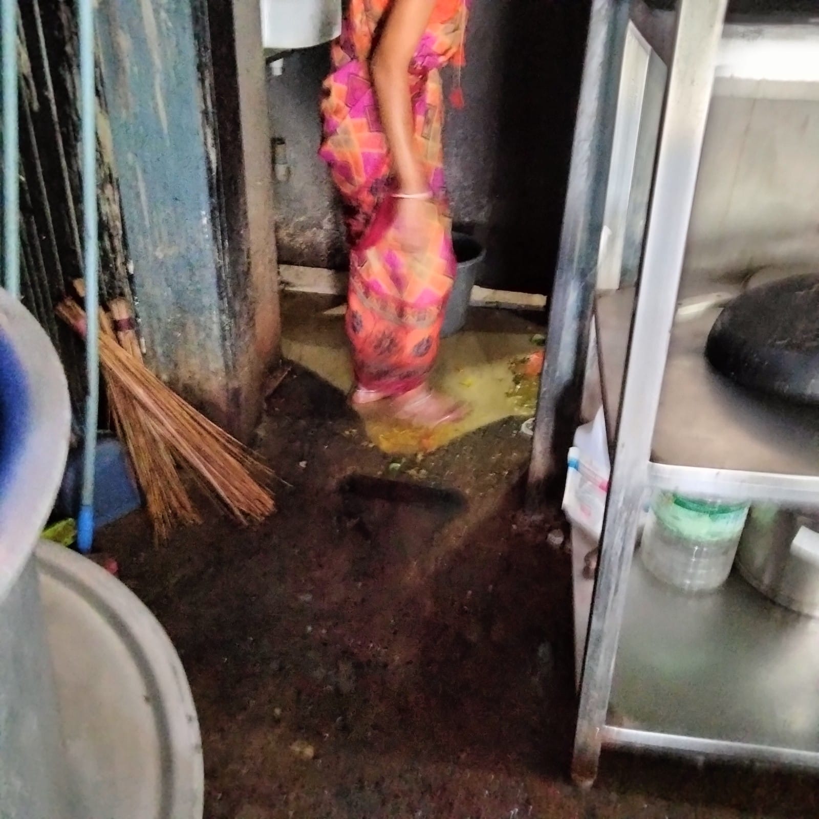 खराब खाने की शिकायत पर गर्ल्स होस्टल एवं मल्हार मॉल में स्थित फूड कोर्ट पर खाद्य विभाग की कार्यवाही