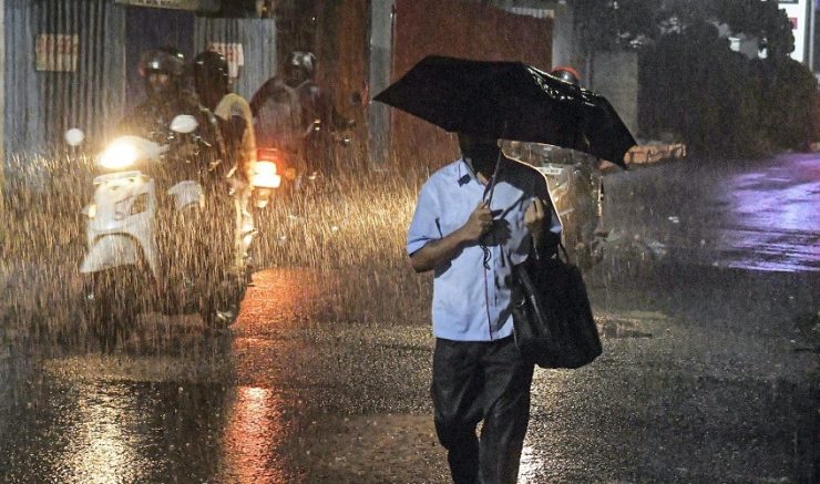 IMD Alert: अगले 24 घंटों में इन 10 जिलों में होगी भारी बारिश, चलेगी धूलभरी आंधी, मौसम विभाग ने जारी किया अलर्ट