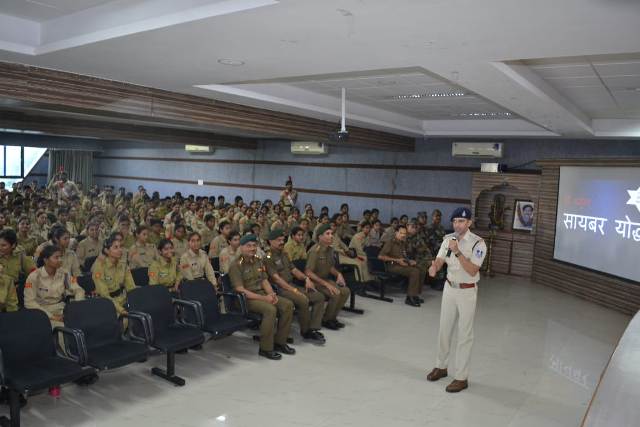 Indore News : साइबर पाठशाला में NCC कैडेट्स का संकल्प- "मैं बनूंगा साइबर योद्धा"