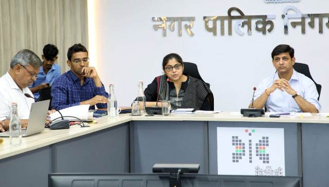 Indore News : निगम के विकास कार्यों को लेकर महापौर सख्त, बोले- जो ठेकेदार समय पर काम नहीं करेगा उसके विरुद्ध होगी कार्यवाही