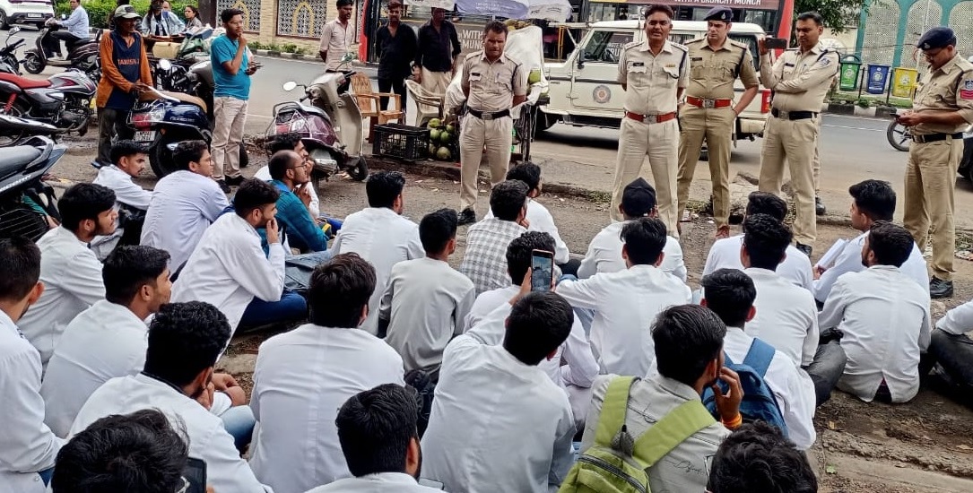 छात्रवृत्ति में कटौती का विरोध कर रहे MBBS छात्रों की गिरफ्तारी की कड़ी निंदा करता है AIDSO