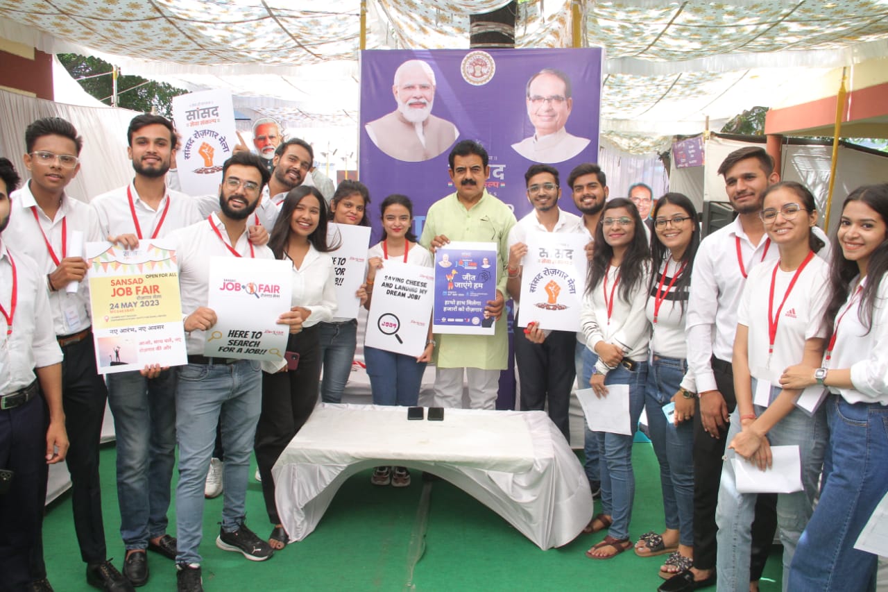 Indore Job Fair : सांसद जॉब फेयर से दृष्टिबाधित तनिष्क को मिली नई उड़ान, जॉब के लिए उमड़ी भीड़, 40 से ज्यादा कंपनियों ने ऑफर की नौकरी