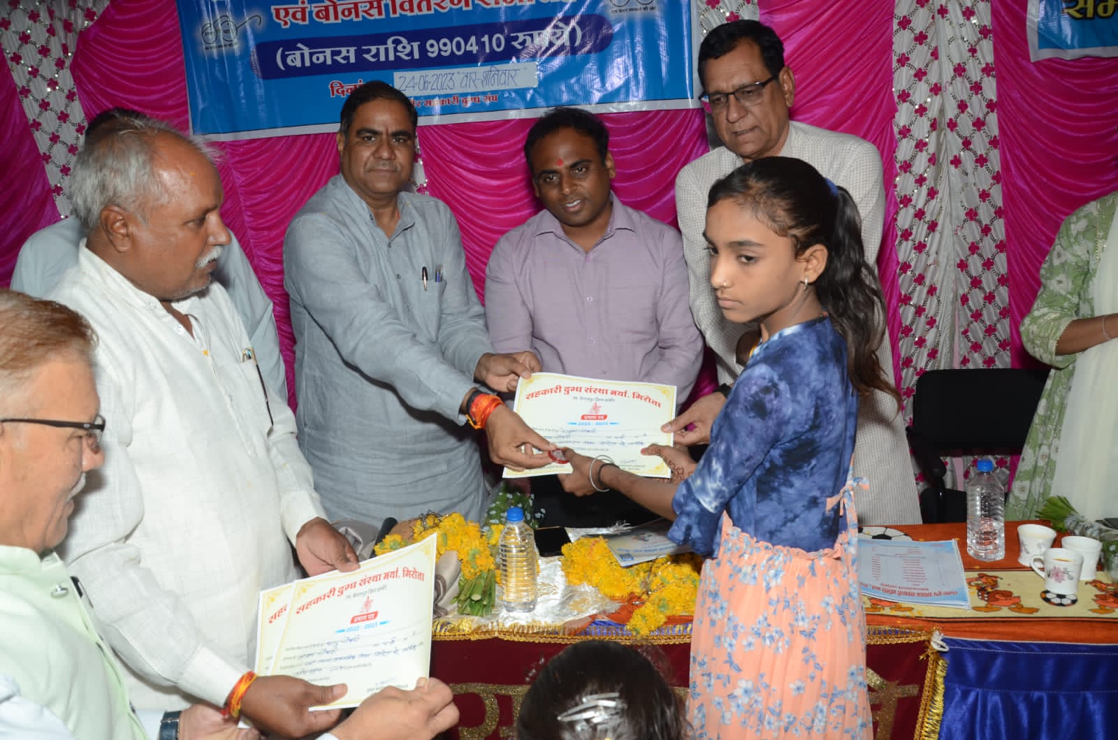 कन्या शाला स्मार्ट क्लास लोकार्पण और बोनस वितरण समारोह में शामिल हुए कलेक्टर डॉ.इलैयाराजा टी, किसानों को दिए चेक