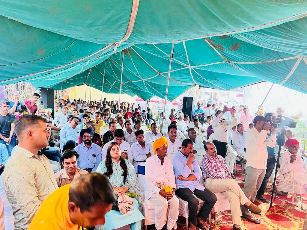 कन्या शाला स्मार्ट क्लास लोकार्पण और बोनस वितरण समारोह में शामिल हुए कलेक्टर डॉ.इलैयाराजा टी, किसानों को दिए चेक