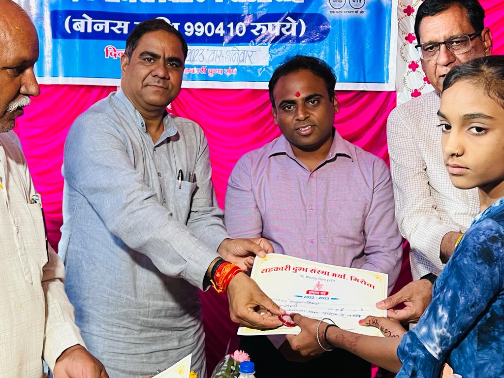 कन्या शाला स्मार्ट क्लास लोकार्पण और बोनस वितरण समारोह में शामिल हुए कलेक्टर डॉ.इलैयाराजा टी, किसानों को दिए चेक