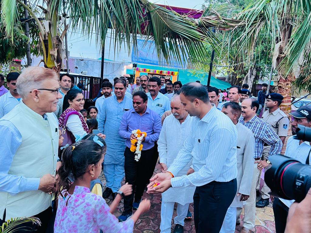 कन्या शाला स्मार्ट क्लास लोकार्पण और बोनस वितरण समारोह में शामिल हुए कलेक्टर डॉ.इलैयाराजा टी, किसानों को दिए चेक