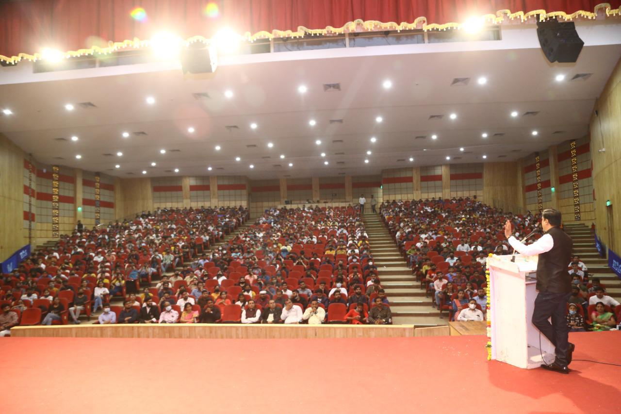 बाजार अपने बाजारवाद का स्थापित प्रतिनिधित्व करता है, लेकिन इस बीच शिक्षा एक पवित्र कार्य है इसे बाजार समझना गलत है, इसमें आपकी भावनाओं का सही होना अनिवार्य है, श्रीद्वांत जोशी डायरेक्टर कौटिल्य एकेडमी
