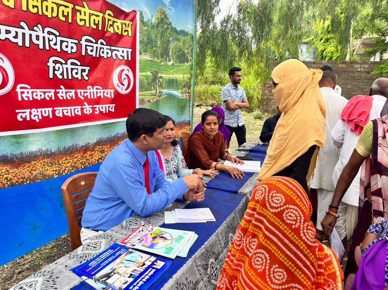 Indore: सिकल सेल एनीमिया मरीजों के बीच पहुंचे डॉ. द्विवेदी, जांच कर मरीजों को नि:शुल्क होम्योपैथिक दवा का किया वितरण