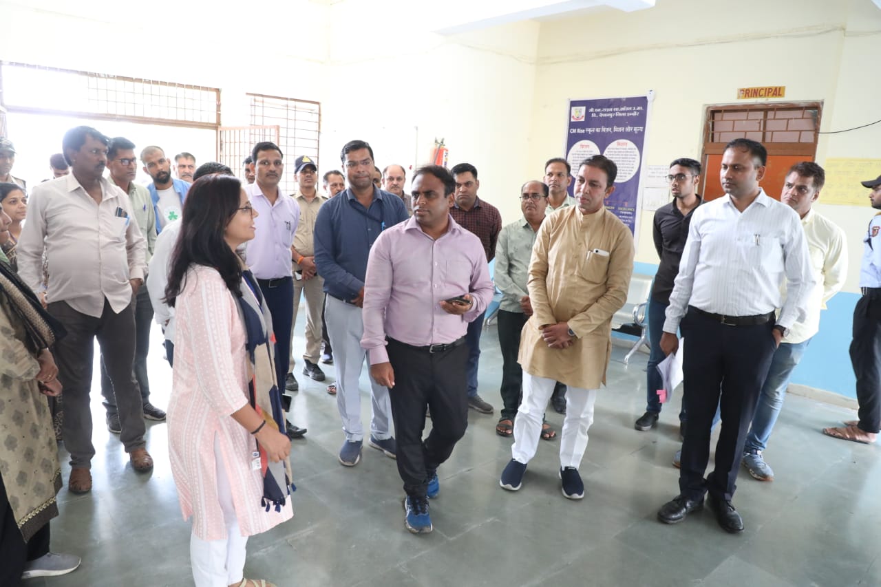 Indore: एक ऐसे पब्लिक कलेक्टर जो चलाते हैं ट्रैक्टर