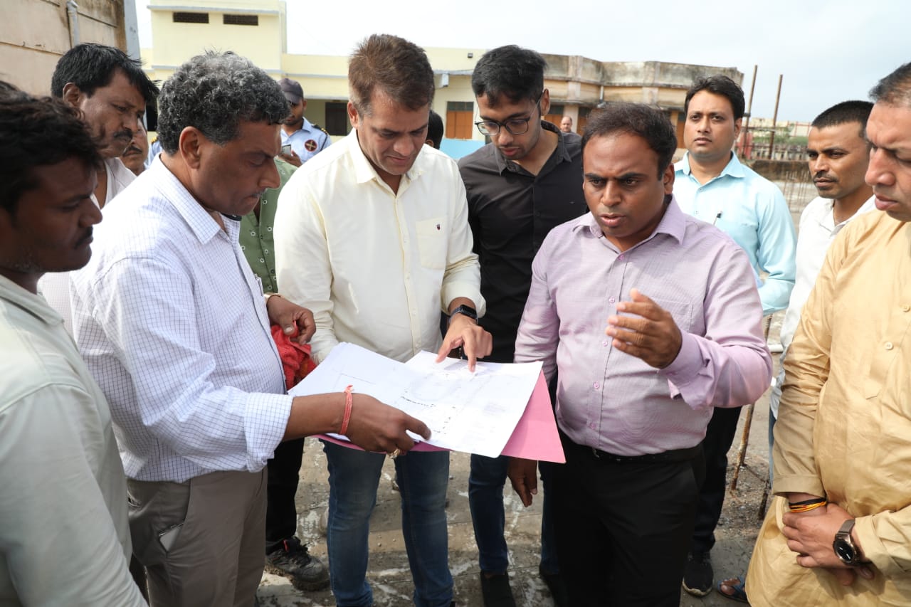 Indore: एक ऐसे पब्लिक कलेक्टर जो चलाते हैं ट्रैक्टर