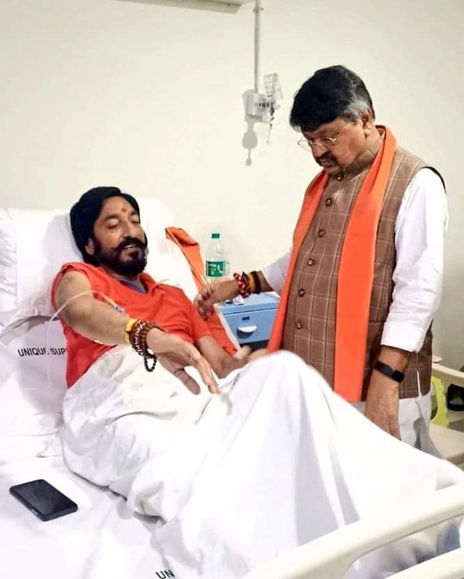 Indore: बजरंग दल के कार्यकर्ता से मिलने अस्पताल पहुंचे कैलाश विजयवर्गीय, उचित कार्रवाई का दिया आश्वासन
