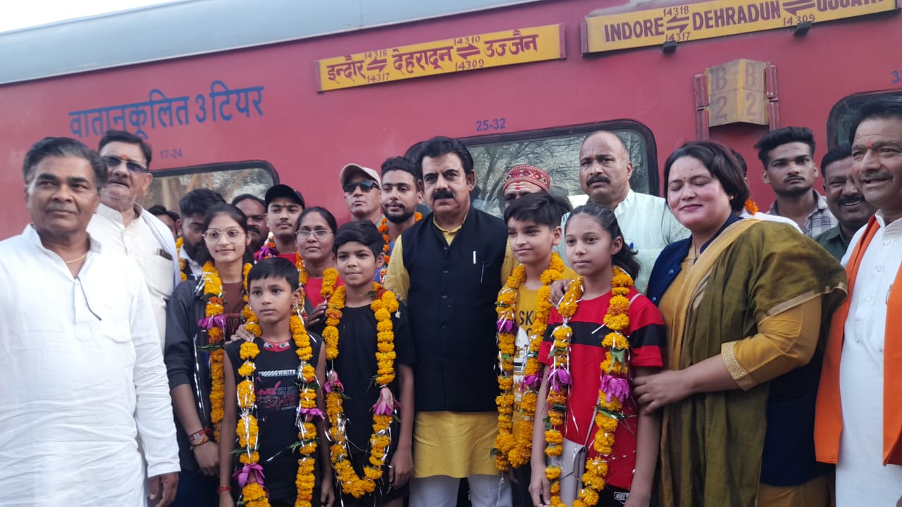 सांसद लालवानी नें दिखाई इंदौर-देहरादून गाड़ी को हरी झंडी,पत्र पर मिली मंत्रालय से स्वीकृति