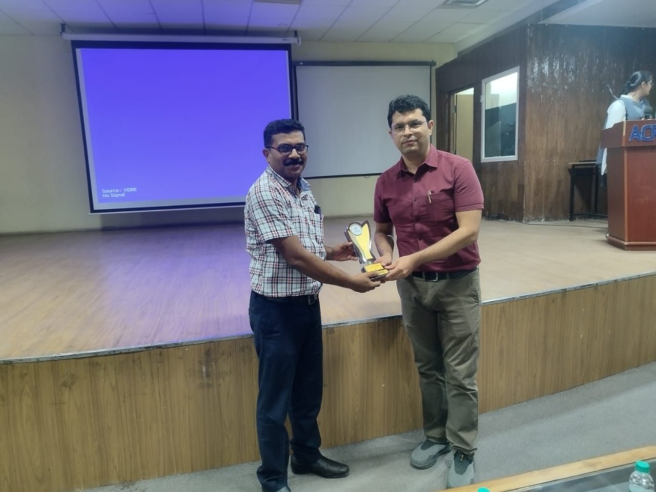 लोग सिगरेट को स्ट्रेस दूर करने वाली चीज समझकर पीते हैं, जो कि बिल्कुल गलत है, जो चीज हार्मफूल होती है उसके दुष्परिणाम ही सामने आते है - Dr. Suraj Verma (CHL Hospital)