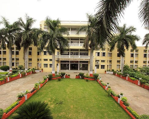 शहर में शिक्षा की बेहतरी के लिए पिछले 40 सालों से गुरु हरकृष्ण पब्लिक स्कूल कार्यरत है, स्कूल के स्टूडेंट देश विदेश में उच्च पदों पर दे रहे सेवाएं