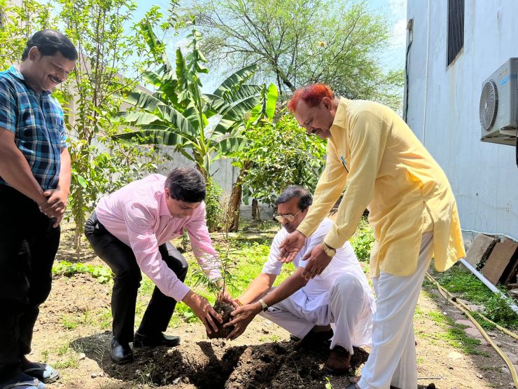 औषधीय पौधे का रोपण करते हुए, पर्यावरण भी बचाना है और लोगों को औषधी भी उपलब्ध कराना है, सुरक्षित पर्यावरण की ली शपथ