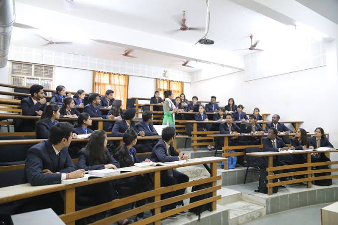 क्वालिटी ऑफ एजुकेशन और टॉप प्लेसमेंट के चलते पारूल यूनिवर्सिटी बनी स्टूडेंट्स की पहली पसंद, हर साल 45 हजार से ज्यादा स्टूडेंट कर रहे शिक्षा हासिल - Parul University