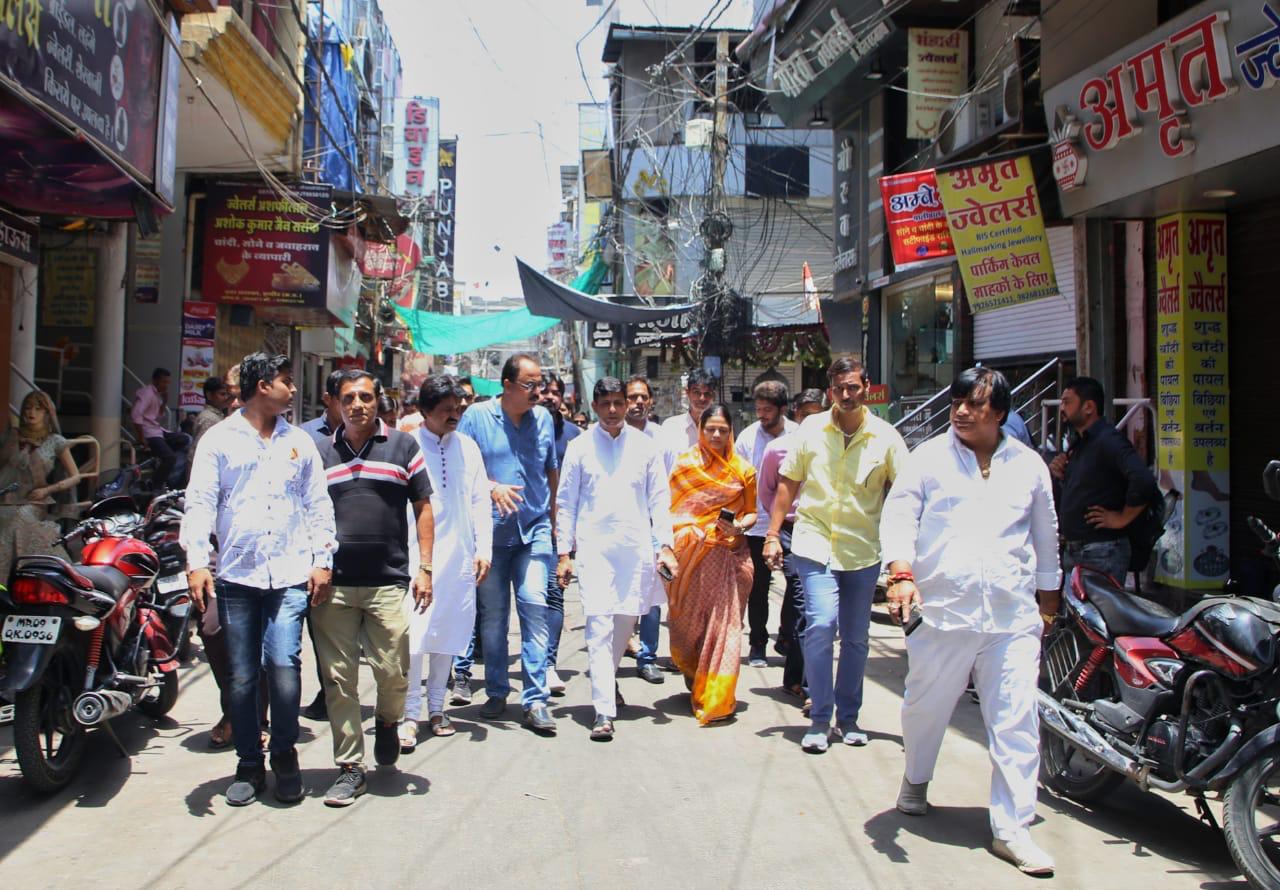 महापौर द्वारा सराफा क्षेत्र में पब्लिक युटिलिटी व अन्य सुविधाओ के संबंध में निरीक्षण