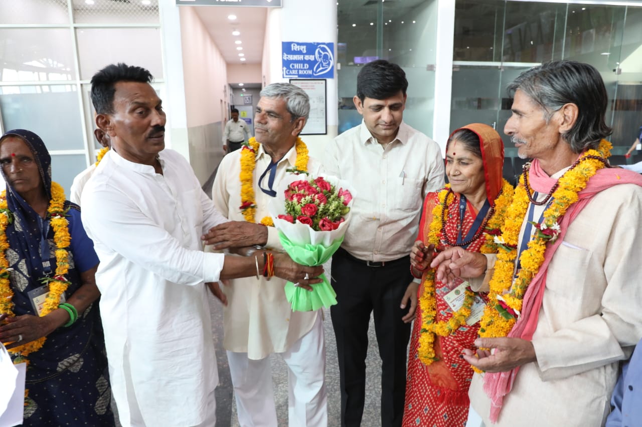 Indore: तीर्थ पर गंगा सागर भेजे गए यात्रियों ने मुख्यमंत्री चौहान के प्रति किया आभार व्यक्त
