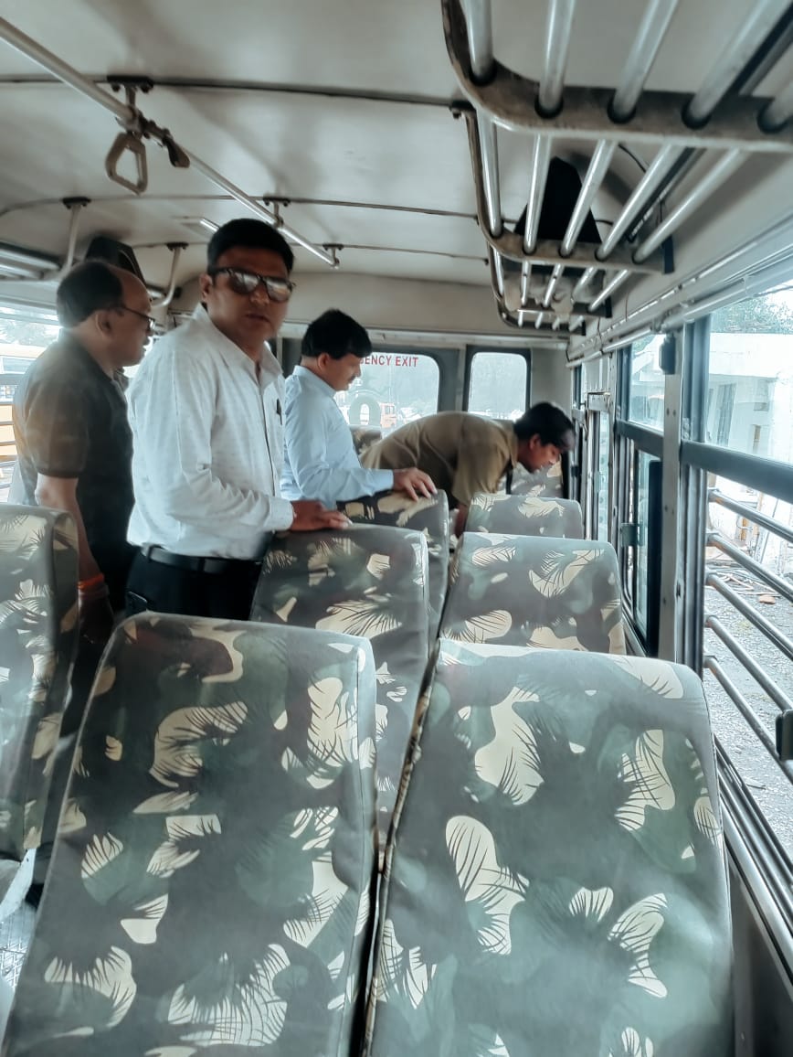 लापरवाही बरतने पर कलेक्‍टर के निर्देश पर क्वीन्स कालेज की बस का फिटनेस किया निरस्‍त, ड्राइविंग लायसेंस भी किया जप्त