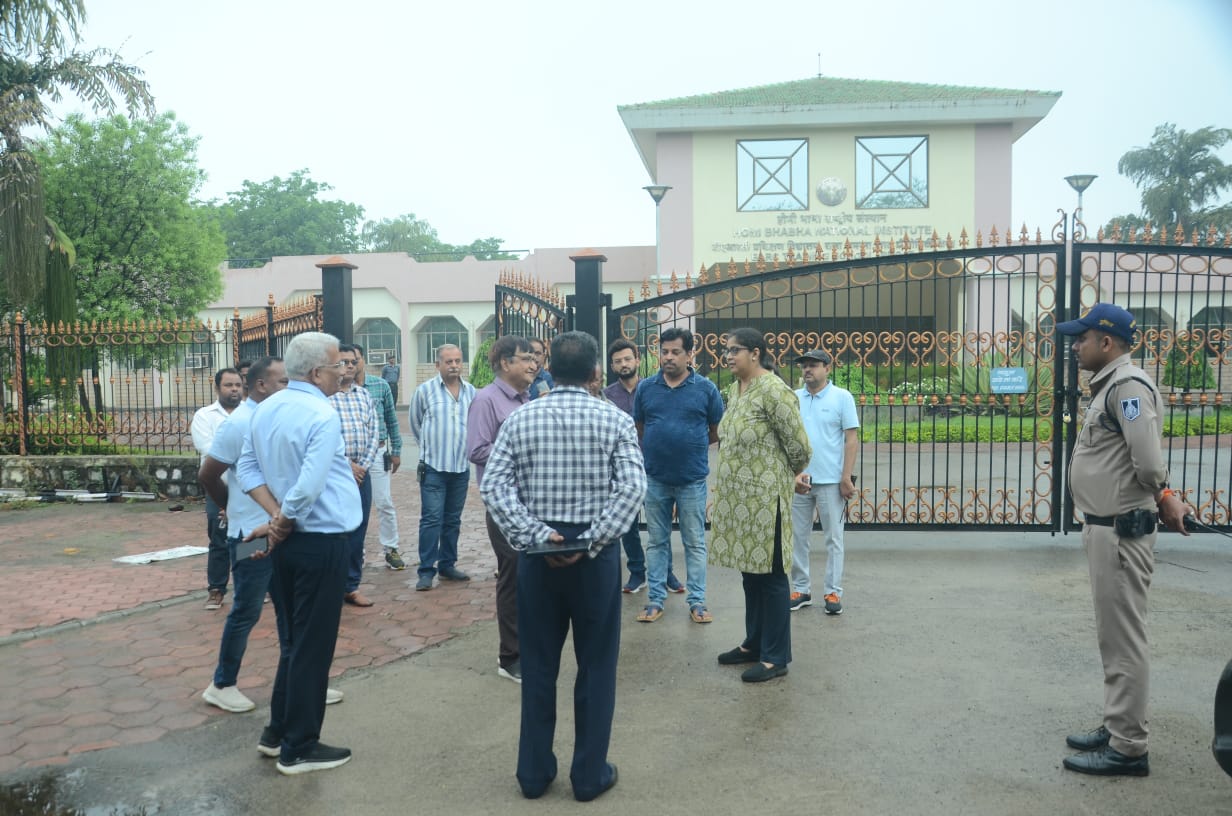 Indore news: आयुक्त द्वारा शहर के नदी घाट एवं सफाई व्यवस्था का निरीक्षण, आवश्यक रंगाई पुताई करने के लिए दिए निर्देश