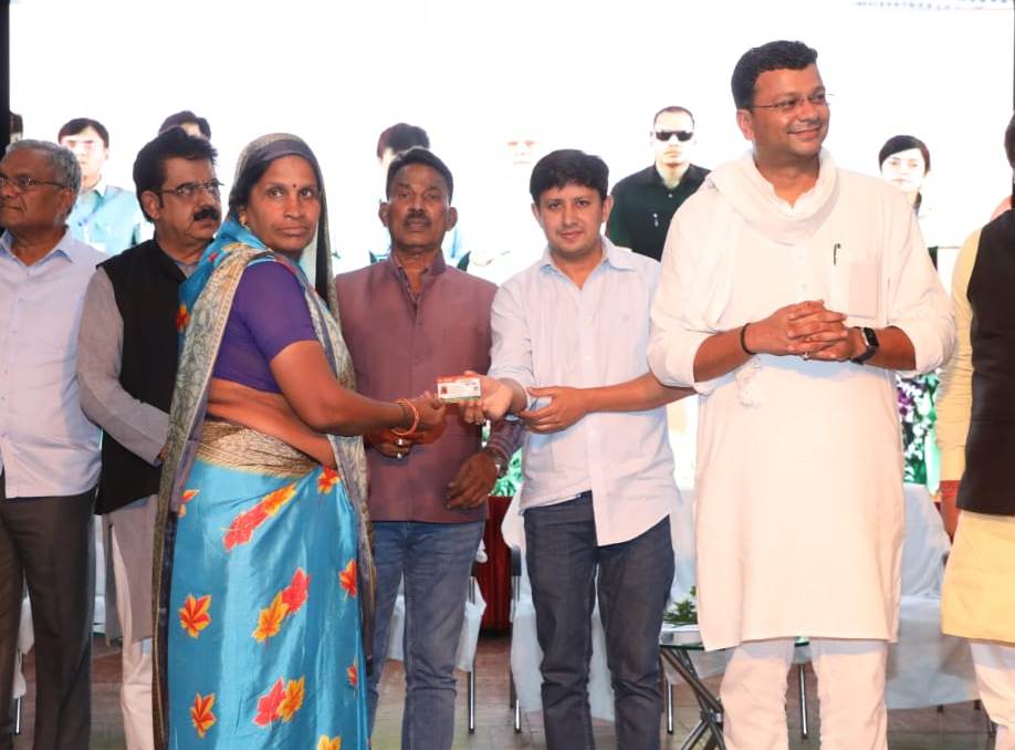 Indore : मंत्री सिलावट, सांसद लालवानी और जनप्रतिनिधियों द्वारा किया गया आयुष्मान कार्डों का वितरण